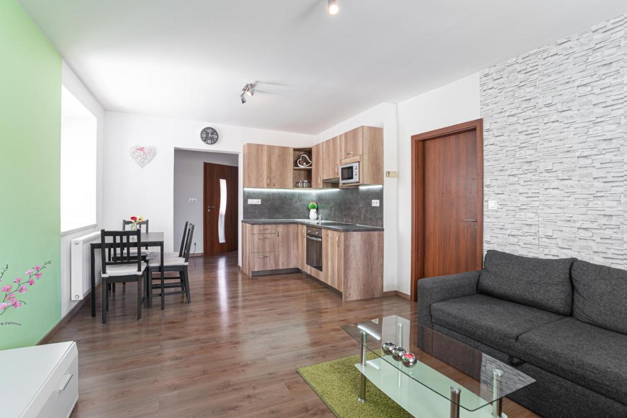 מיקולוב Saeli Apartments מראה חיצוני תמונה